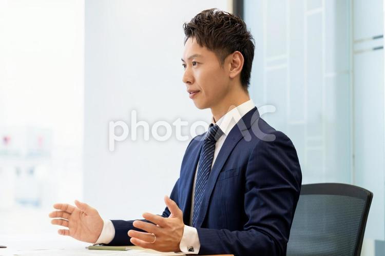 説明・案内・商談をする男性ビジネスマン ビジネス,男性,ビジネスマンの写真素材