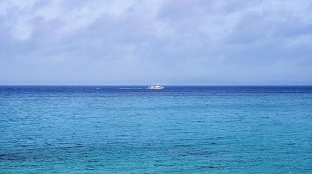 うるま市津堅島から見えるフェリーくがに うるま市津堅島から見えるフェリーくがにの写真