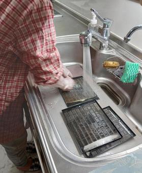 キッチンの換気扇の掃除 掃除,キッチン,換気扇の網の写真素材