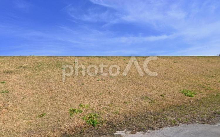 青空と土手の風景 土手,陸橋,グリーンの写真素材