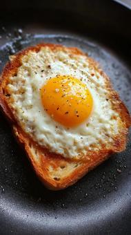 朝食にぴったり：トーストと卵の写真