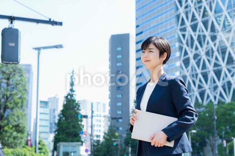 オフィス街で働く若いビジネスウーマン ビジネス,女性,ビジネスウーマンの写真素材