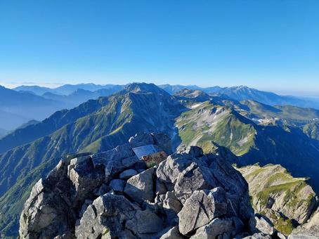 剱岳山頂から眺めた北アルプス 剱岳山頂から眺めた北アルプスの写真