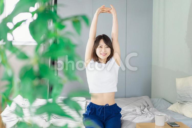 健やかに目覚める若い女性 のんびり,明るい,良いの写真素材