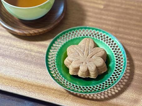 もみじ饅頭と日本茶 もみじ饅頭と日本茶の写真
