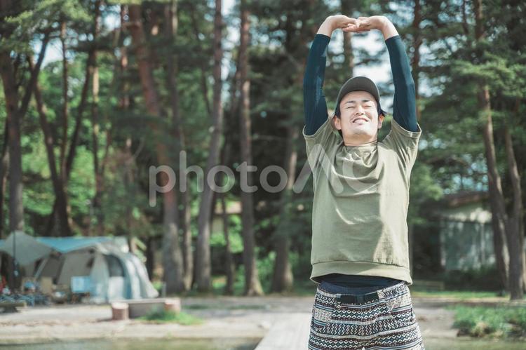 森にいるアウトドアが好きな日本人男性 アウトドア,キャンプ,森林浴の写真素材