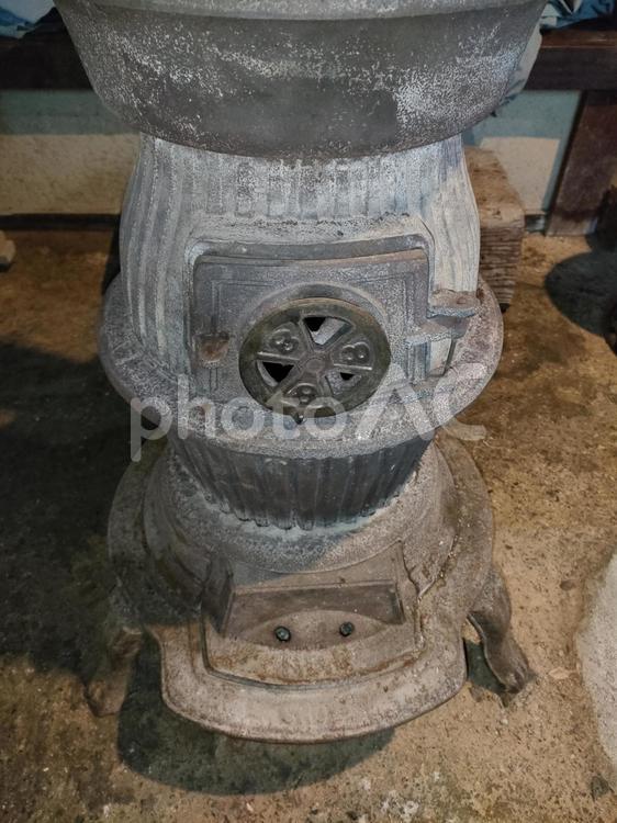 土間のダルマストーブ だるまストーブ,薪ストーブ,土間の写真素材