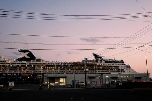 豪華客船 豪華客船 豪華客船,セレブリティミレニアム,夕方の写真素材