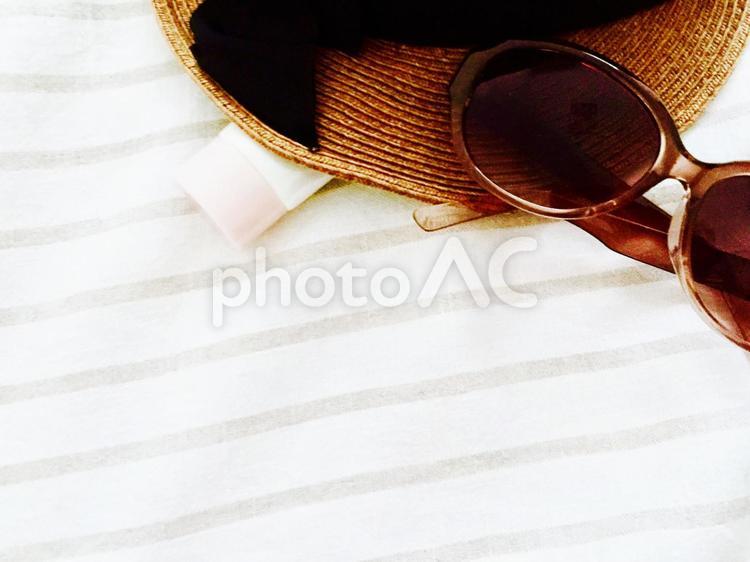 サマー 夏,麦わら帽子,日焼け止めの写真素材