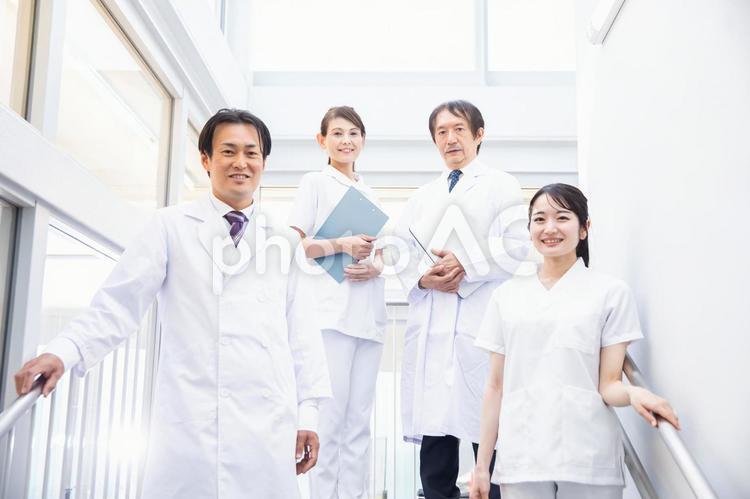 病院で働く医者と看護師（4人） 医者,看護師,病院の写真素材