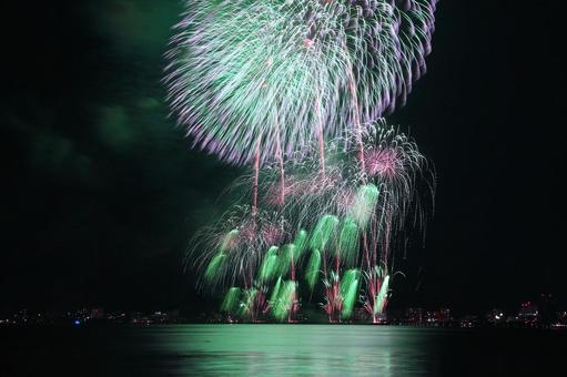 鮮やかな湖上打ち上げ花火/松江水郷祭 鮮やかな湖上打ち上げ花火/松江水郷祭の写真