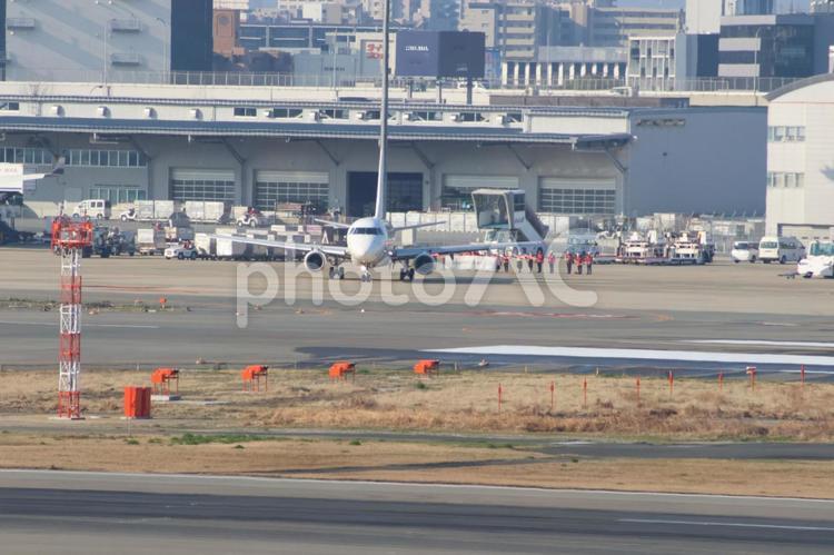 福岡空港、朝の光を浴びて 福岡空港,昼,飛行機の写真素材