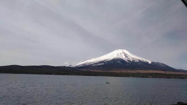 湖と富士山の写真