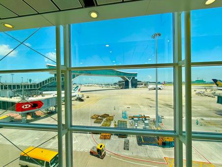 香港国際空港の駐機場と青空の絶景 香港国際空港の駐機場と青空の絶景 青空,空,ブルースカイの写真素材
