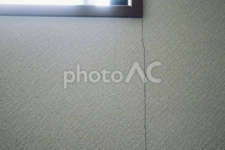 築18年の家の壁にできた亀裂。 壁,亀裂,壁紙の写真素材