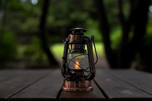 森の中に置かれたアンティークランタン ランタン,カンテラ,グランピングの写真素材
