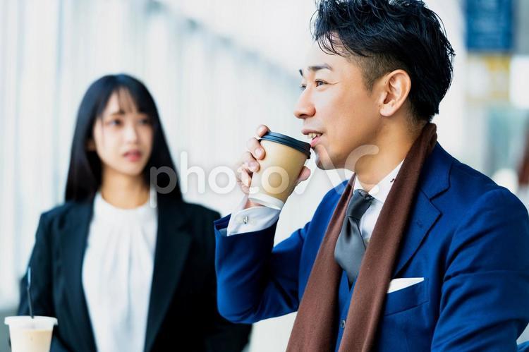 後輩の女性と楽しそうに休憩する先輩会社員 ビジネスウーマン,ビジネスマン,女性の写真素材