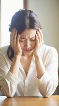 落ち込む女性の写真