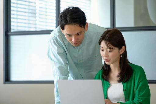 仕事をする日本人男女 日本人,30代,ビジネスの写真素材