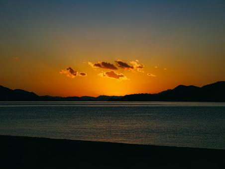ビーチ ビーチ 赤い空,青春,砂浜の写真素材