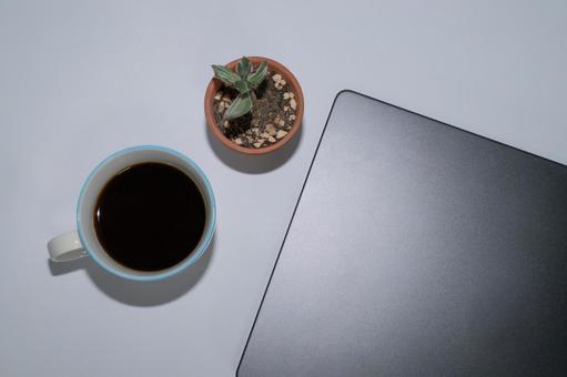 デスク上のコーヒー、植物、ノートPC俯瞰 ノートパソコン,コピースペース,コーヒーの写真素材