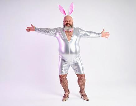 ポーズをとるバニーコスプレの男性 ポーズをとるバニーコスプレの男性の写真