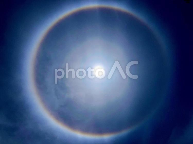 くっきりと　日がさ掛かって明日は雨？ 太陽,日暈,ひがさの写真素材