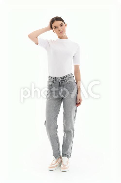 カメラ目線で頭を触りポーズする女性 女性,微笑む,ポーズの写真素材