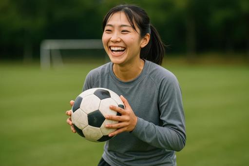 練習中に笑顔を見せる女子部員 練習中に笑顔を見せる女子部員の写真
