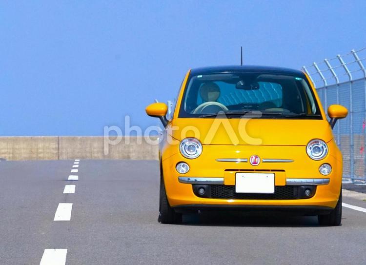 イタ車、アスファルト、センターライン② 車,路上,外車の写真素材