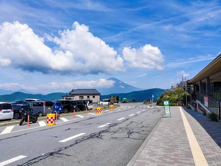 箱根大涌谷駐車場から眺める富士山 箱根大涌谷駐車場から眺める富士山の写真