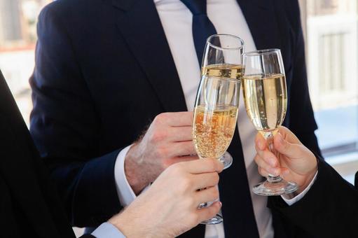 乾杯する3人の手元 シャンパングラス,乾杯,持つの写真素材