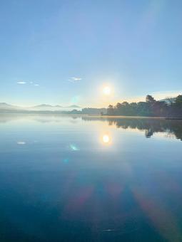 水面に反射する朝日 水面に反射する朝日 朝焼け,山中湖,鏡面の写真素材