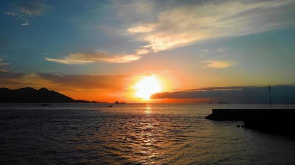 朝焼けに染まる瀬戸の海 朝焼けに染まる瀬戸の海の写真