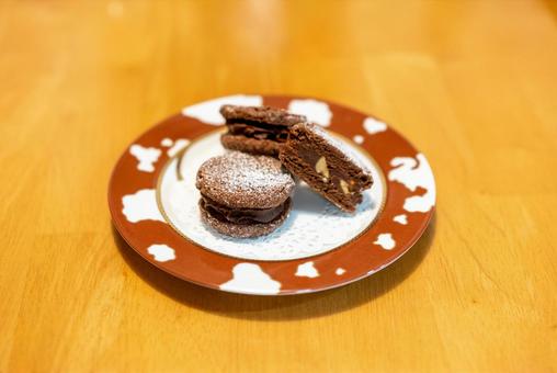 粉砂糖がかかったチョコレート菓子 チョコレート,クッキー,サンドクッキーの写真素材