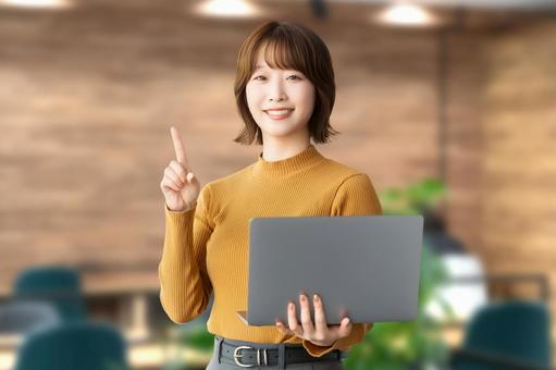 パソコンを持つ女性・ビジネスウーマン 女性,パソコン,笑顔の写真素材