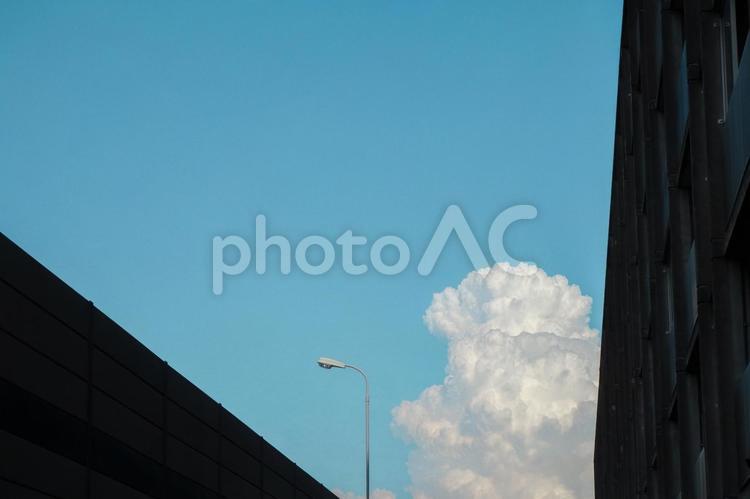 建物の間から見える入道雲（8月撮影） 夏空,積乱雲,入道雲の写真素材