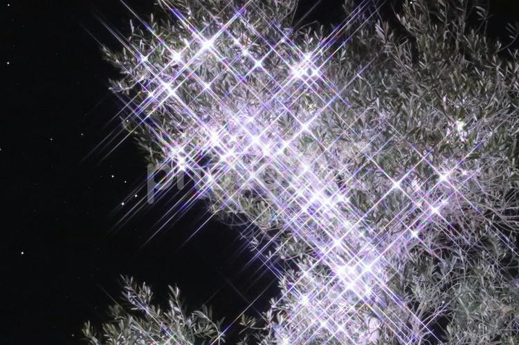 煌めく星空と冬のイルミネーション　合成 クリスマス,イルミネーション,夜景の写真素材