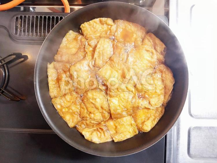 稲荷寿司のため油揚げを煮る　上から見た画 油揚げ,甘,辛の写真素材