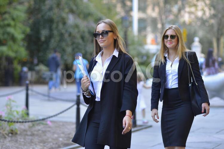 街を歩く外国人14 女性,外国人,町中の写真素材