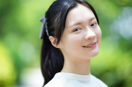 女性がこちらを見て穏やかに笑うの写真