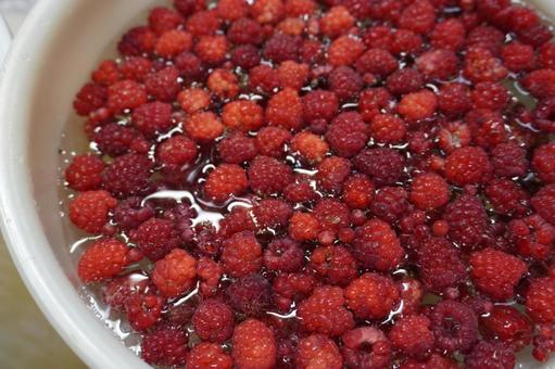 Washing raspberries 02, JPG