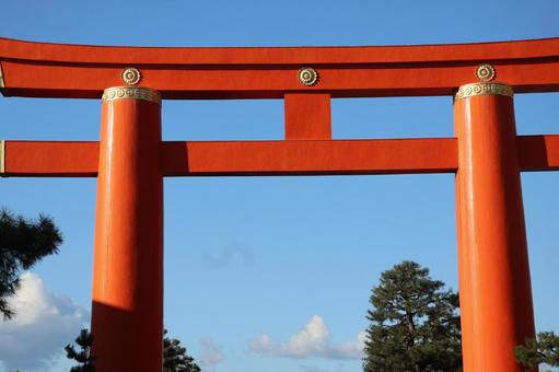 平安神宮の朱色の大鳥居と青空と緑の樹 平安神宮の朱色の大鳥居と青空と緑の樹の写真