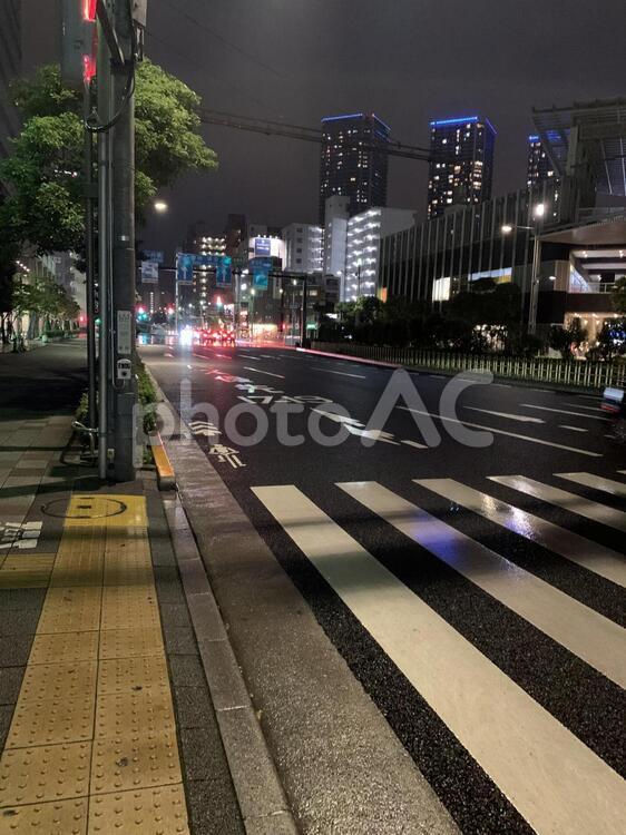 深夜、雨の日の道路 通り,都市,交通量の写真素材