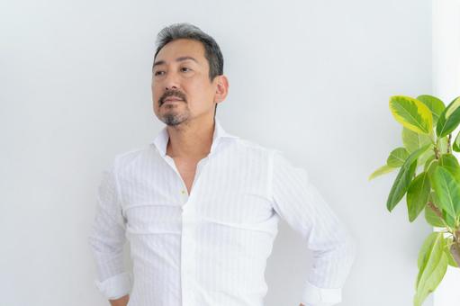 リビングでスキンケアをするミドルの男性 ビューティー,スキンケア,男性の写真素材