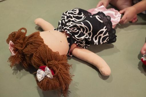 人形のお着替え 人形のお着替え 人形,ごっこ遊び,女の子の写真素材