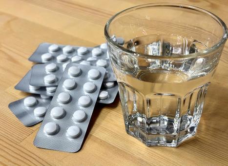 薬を飲むイメージ 2 薬を飲むイメージ 2 内服薬,錠剤,頓服の写真素材
