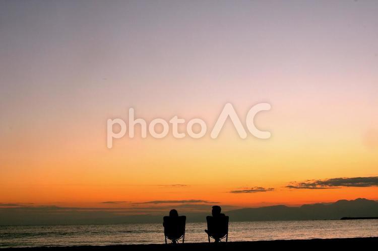 キャンプチェアーで眺める夕焼け 夕景,夕焼け,キャンプチェアの写真素材