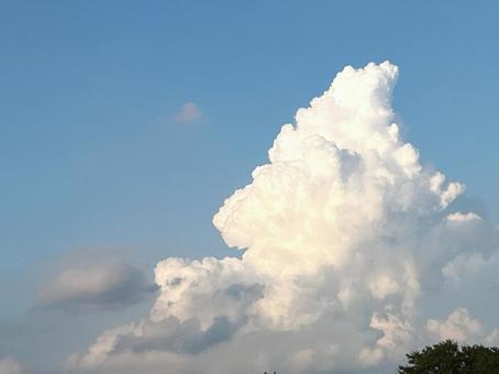 夏の青空と白い雲 夏の青空と白い雲の写真