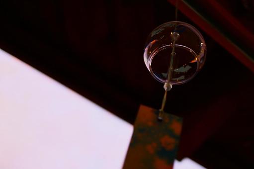 軒下で揺れる風鈴 軒下で揺れる風鈴の写真